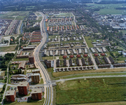844673 Luchtfoto van de Langerakbaan en omgeving in de wijk Leidsche Rijn te Utrecht, uit het westen. Op de voorgrond ...